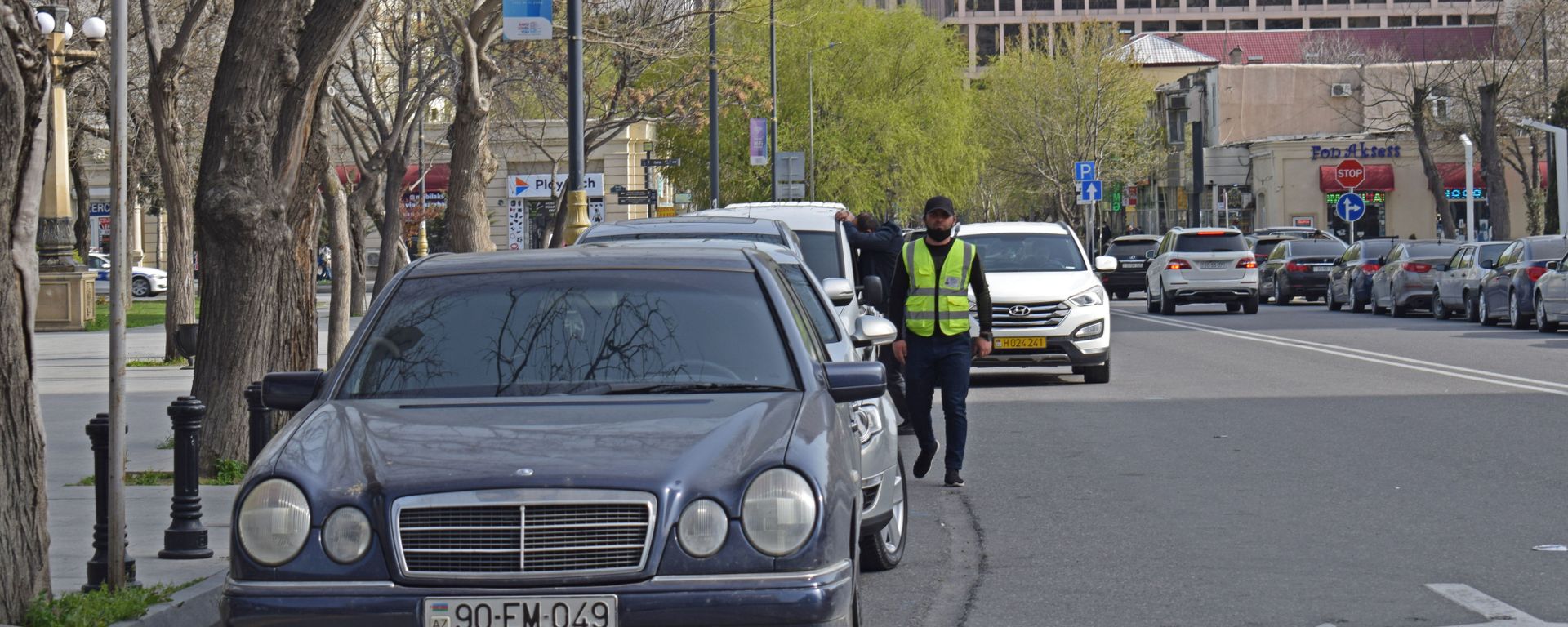Bakını mərkəzində parklanmış avtomobillər - Sputnik Азербайджан, 1920, 28.04.2021