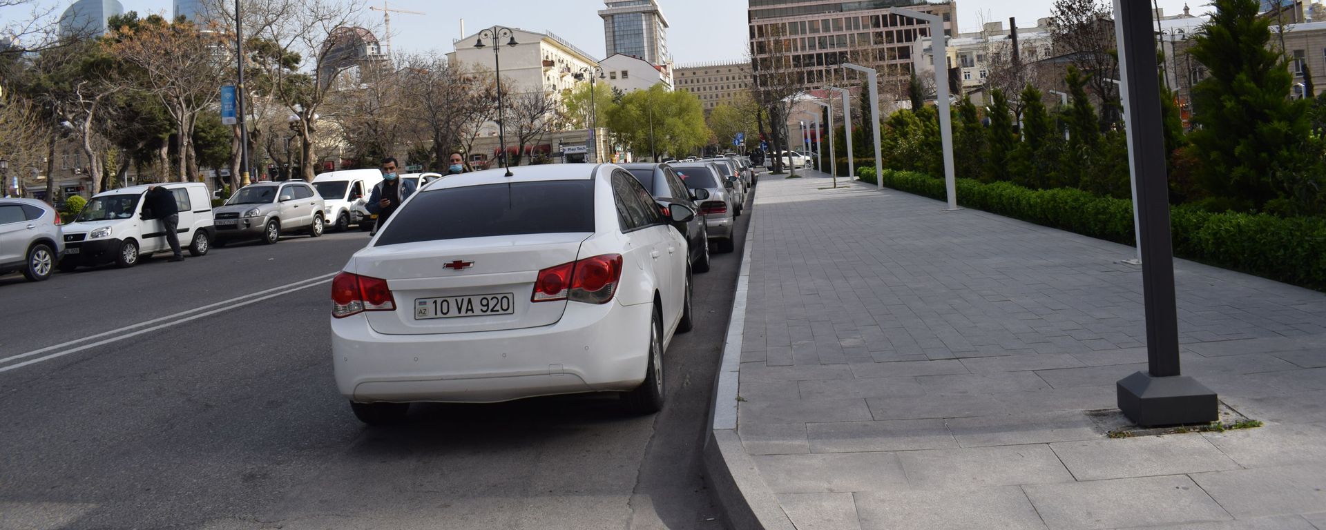 Bakını mərkəzində parklanmış avtomobillər - Sputnik Азербайджан, 1920, 12.06.2024