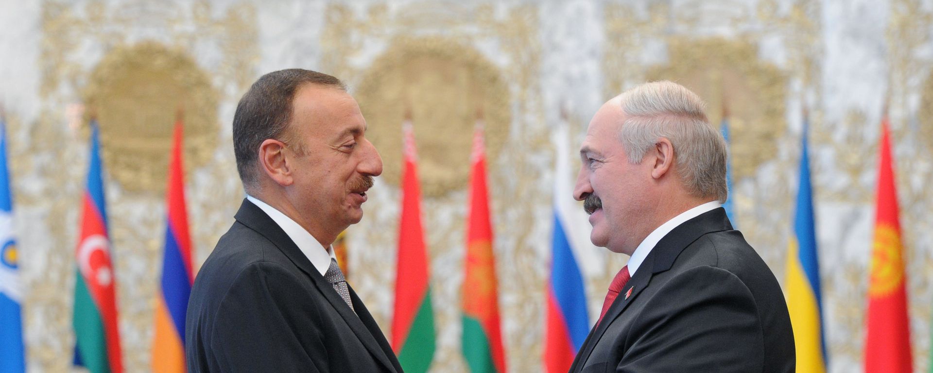 Президент Белоруссии Александр Лукашенко (справыа) и президент Азербайджана Ильхам Алиев во время церемонии встречи, фото из архива - Sputnik Азербайджан, 1920, 06.06.2024