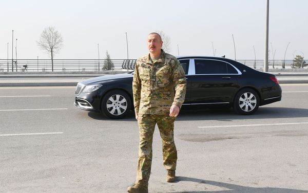Президент Ильхам Алиев принял участие в открытии в Баку Парка военных трофеев Президент Ильхам Алиев принял участие в открытии в Баку Парка военных трофеев - Sputnik Азербайджан