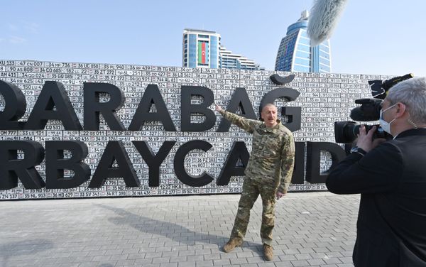 Президент Ильхам Алиев принял участие в открытии в Баку Парка военных трофеев Президент Ильхам Алиев принял участие в открытии в Баку Парка военных трофеев - Sputnik Азербайджан