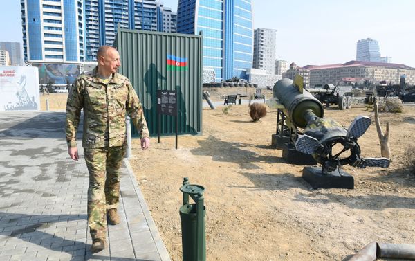 Президент Ильхам Алиев принял участие в открытии в Баку Парка военных трофеев Президент Ильхам Алиев принял участие в открытии в Баку Парка военных трофеев - Sputnik Азербайджан