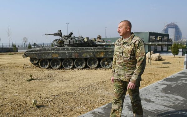 Президент Ильхам Алиев принял участие в открытии в Баку Парка военных трофеев Президент Ильхам Алиев принял участие в открытии в Баку Парка военных трофеев - Sputnik Азербайджан
