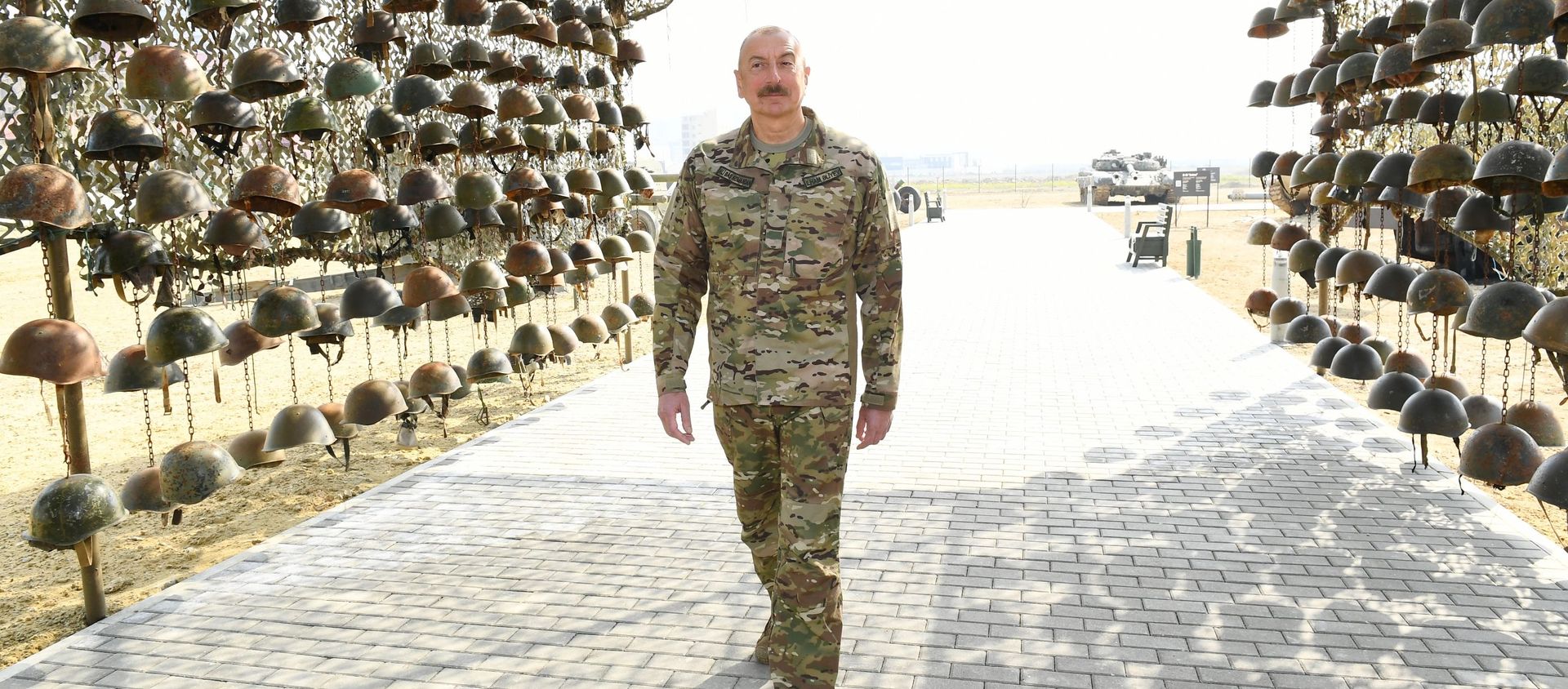 Президент Ильхам Алиев принял участие в открытии в Баку Парка военных трофеев - Sputnik Азербайджан, 1920, 12.04.2021