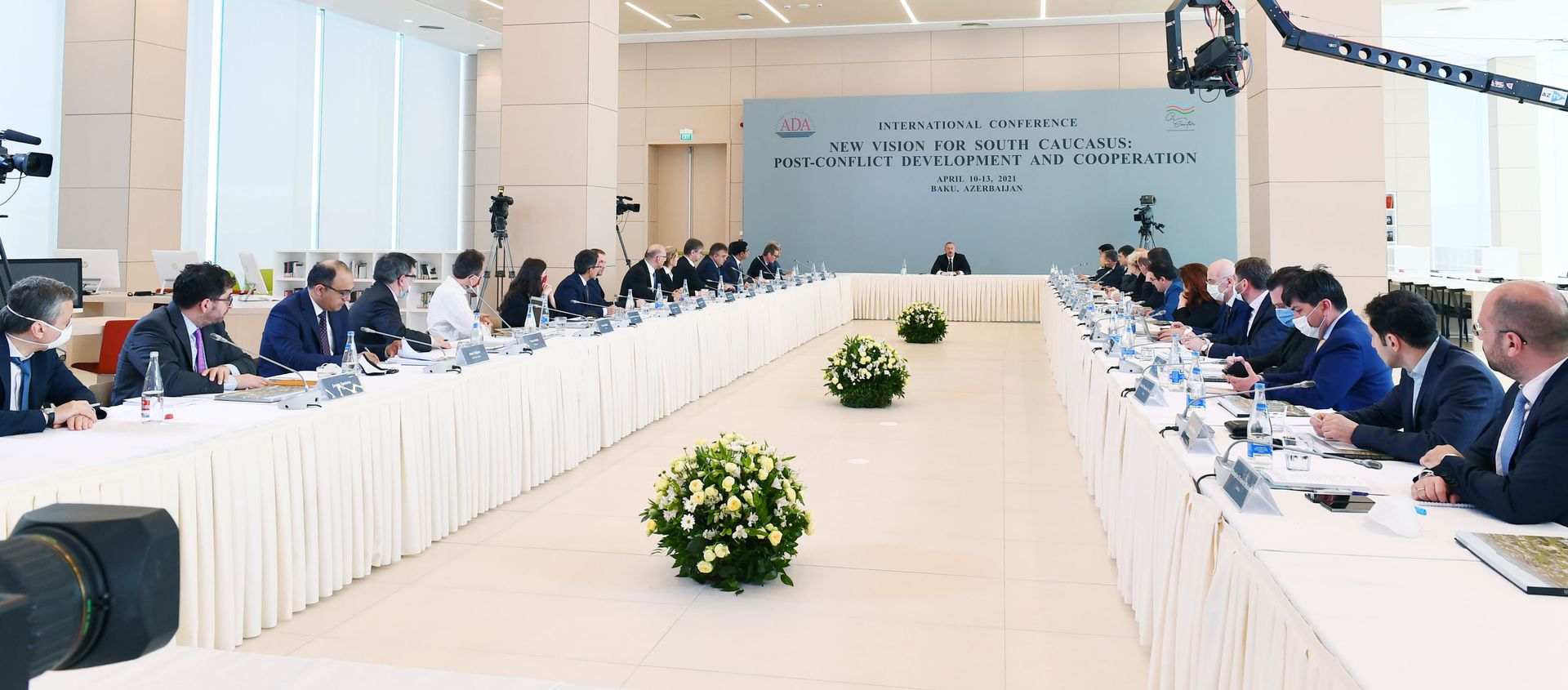  Президент Азербайджанской Республики Ильхам Алиев принимает участие в конференции под названием «Новый взгляд на Южный Кавказ: постконфликтное развитие и сотрудничество» - Sputnik Азербайджан, 1920, 13.04.2021