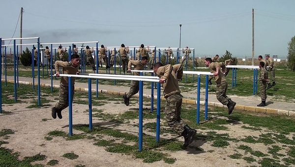Orduda gənc əsgərlər məçq zamanı - Sputnik Азербайджан