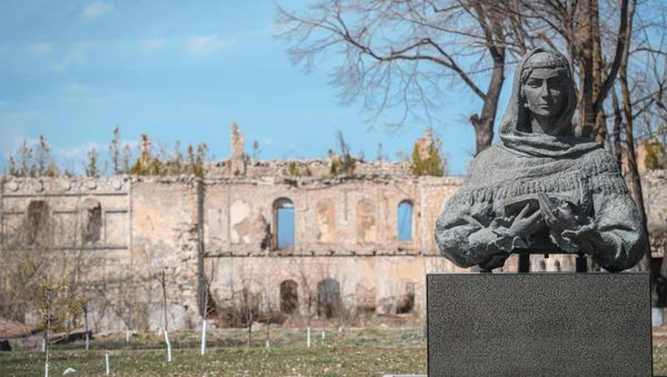 Дом в городе Шуша, принадлежавший известной азербайджанской поэтессе XIX века Хуршидбану Натаван - Sputnik Азербайджан
