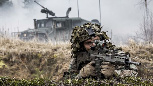 Военнослужащий войск НАТО во время учений в Латвии - Sputnik Азербайджан