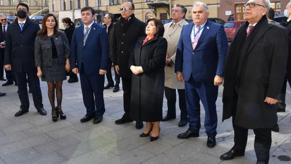 Азербайджанские депутаты почтили память Гейдара Алиева в Санкт-Петербурге - Sputnik Азербайджан