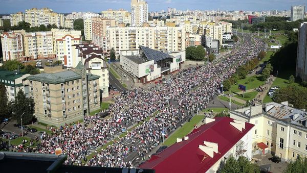 Участники несанкционированной акции оппозиции в Минске  - Sputnik Азербайджан