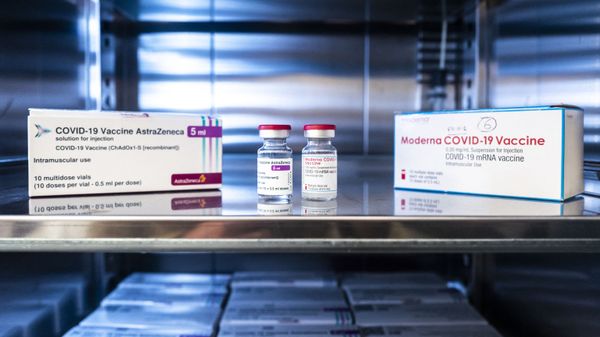Вакцины от коронавируса AstraZeneca и  Moderna, фото из архива - Sputnik Азербайджан