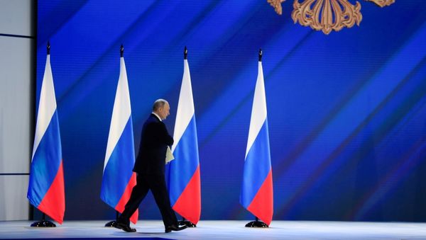 Президент РФ Владимир Путин перед выступлением с ежегодным посланием Федеральному Собранию - Sputnik Азербайджан