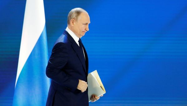 Президент РФ Владимир Путин выступает с ежегодным посланием Федеральному Собранию - Sputnik Азербайджан