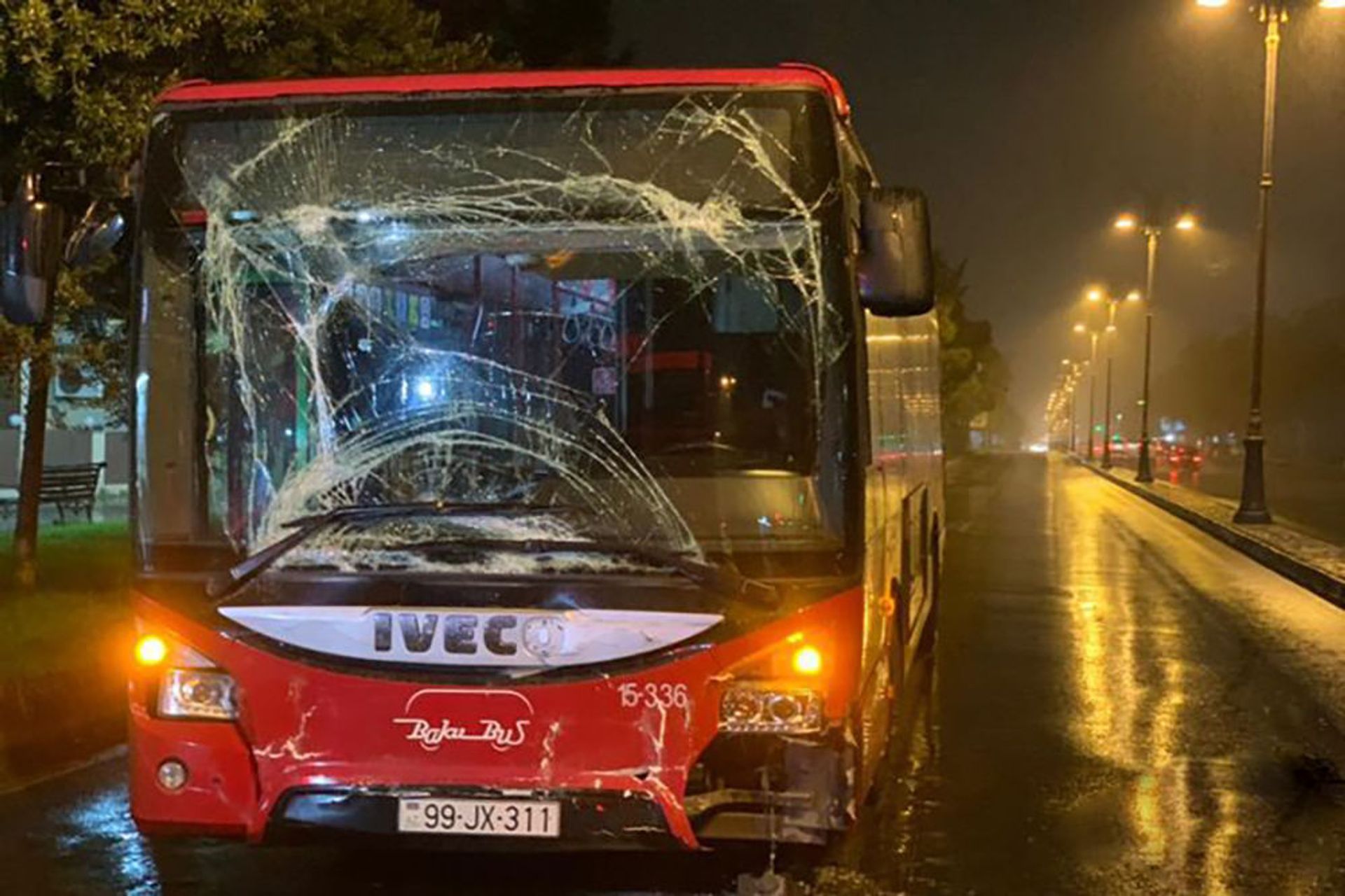 В Баку в туннеле сбит насмерть сотрудник Госагентства, столкнулись автобусы - Sputnik Азербайджан, 1920, 23.04.2021