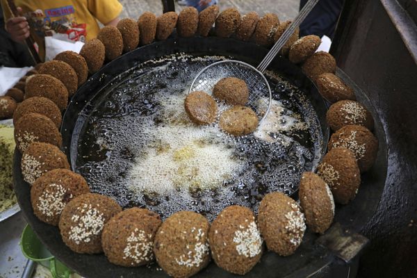 Палестинец во время жарки фалафель в Хеброне - Sputnik Азербайджан