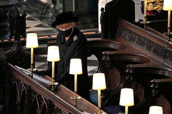 Королева Великобритании Елизавета на похоронах принца Филиппа в часовне Святого Георгия в Виндзоре, Великобритания Королева Великобритании Елизавета на похоронах принца Филиппа в часовне Святого Георгия в Виндзоре, Великобритания - Sputnik Азербайджан