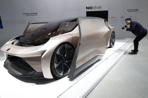 Посетитель смотрит на концепт-кар NIO eve, представленный на Шанхайском автосалоне Посетитель смотрит на концепт-кар NIO eve, представленный на Шанхайском автосалоне - Sputnik Азербайджан