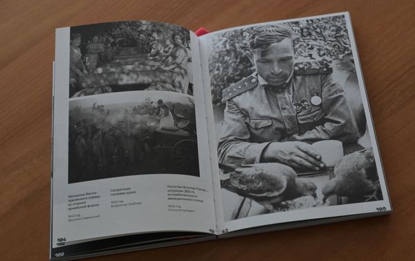 Фотокнига «Память Победы. Хранить вечно», подготовленная службой визуальных проектов медиагруппы «Россия сегодня».  - Sputnik Азербайджан
