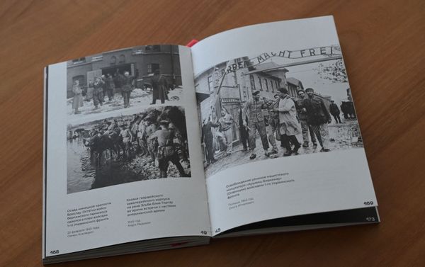 Фотокнига «Память Победы. Хранить вечно», подготовленная службой визуальных проектов медиагруппы «Россия сегодня».  - Sputnik Азербайджан