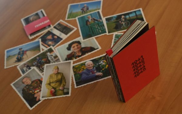 Фотокнига «Память Победы. Хранить вечно», подготовленная службой визуальных проектов медиагруппы «Россия сегодня».  - Sputnik Азербайджан