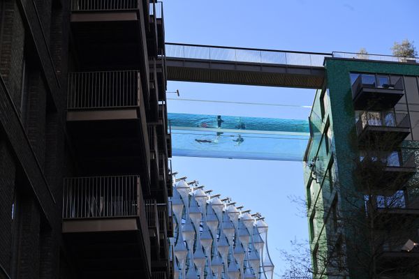 Первый в мире прозрачный 25-метровый открытый бассейн, известный как Sky Pool, Британия - Sputnik Азербайджан