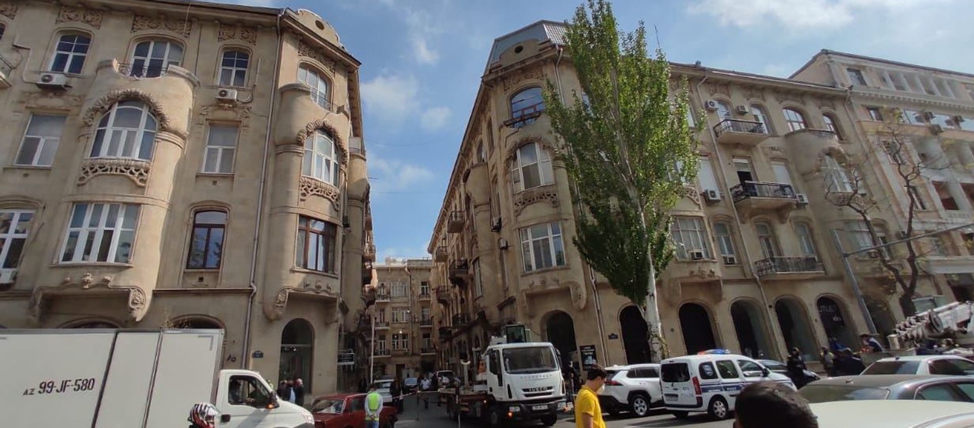 Bakıda tarixi binanın üzərində olan qanunsuz tikili sökülür - Sputnik Азербайджан, 1920, 30.04.2021