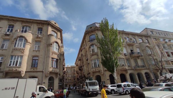 Bakıda tarixi binanın üzərində olan qanunsuz tikili sökülür - Sputnik Азербайджан