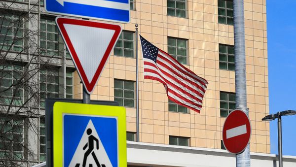 Государственный флаг США у американского посольства в Москве. - Sputnik Азербайджан