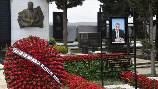 Церемония похорон покойного министра молодежи и туризма Азербайджана Азада Рагимова на 2-й Аллее почетного захоронения в Баку - Sputnik Азербайджан