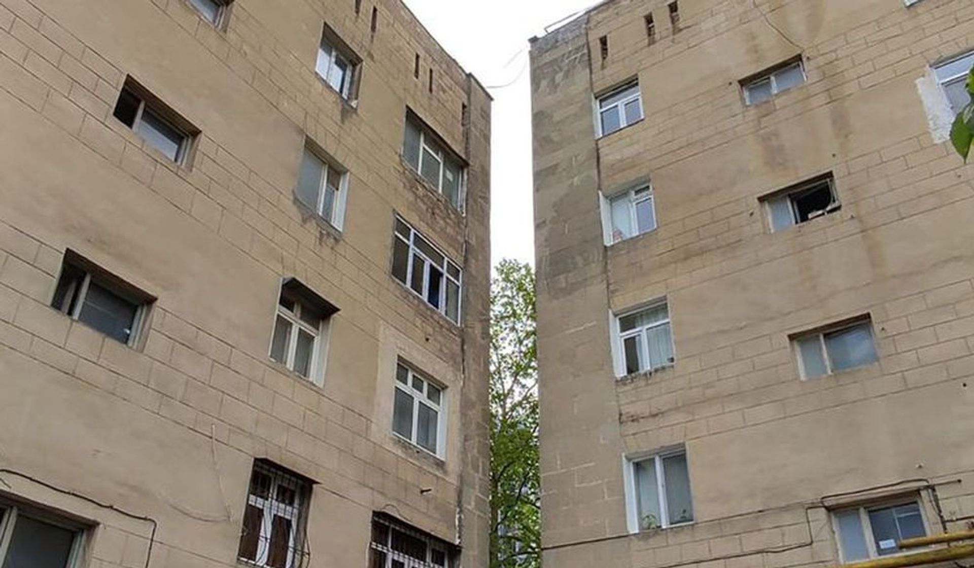 В Баку подросток впал в кому после падения каменной плиты на голову - видео - Sputnik Азербайджан, 1920, 02.05.2021