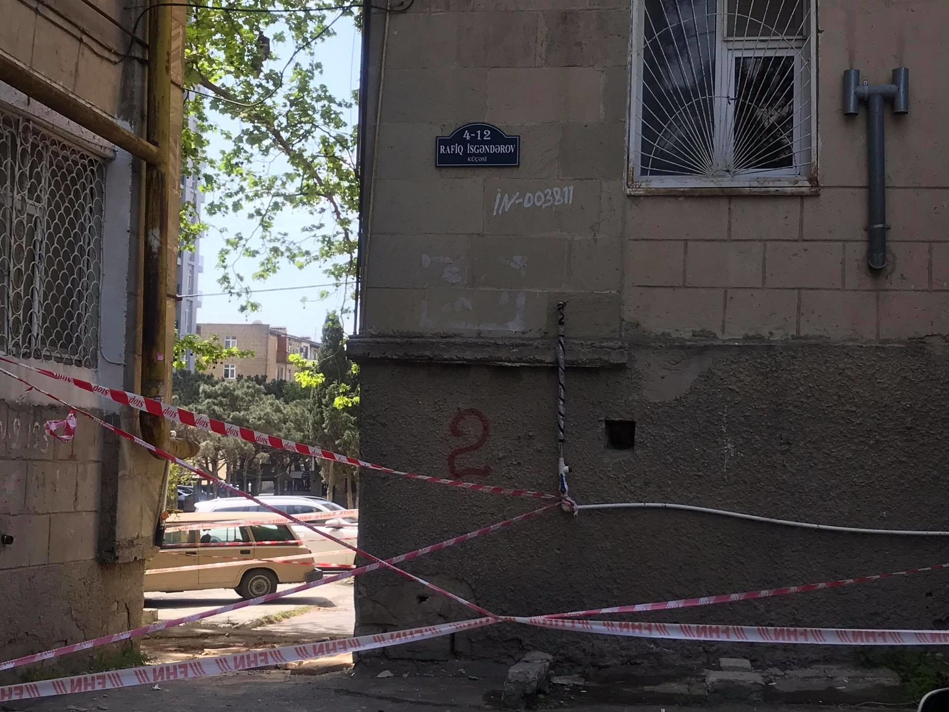 Эти каменные плиты покалечат еще не одного человека - репортаж с места ЧП в Бадамдаре - Sputnik Азербайджан, 1920, 03.05.2021