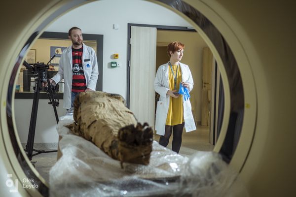 Радиологическая экспертиза древней мумии, которая была обнаружена в королевских гробницах в Верхнем Египте, доказала, что это тело беременной женщины - Sputnik Азербайджан