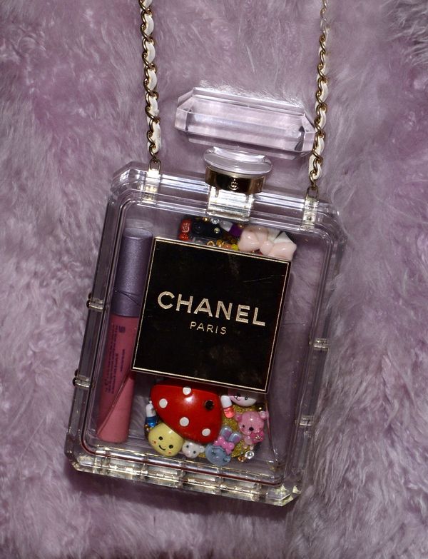 Аксессуар Майли Сайрус в виде флакона духов Chanel - Sputnik Азербайджан