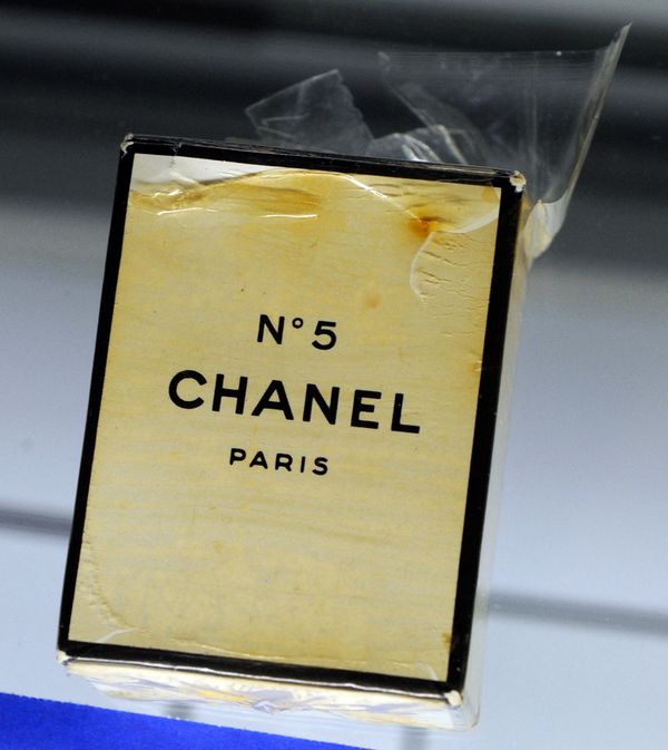 Неоткрытый флакон духов Chanel No. 5 в оригинальной упаковке и коробке, принадлежащей Мэрилин Монро - Sputnik Азербайджан