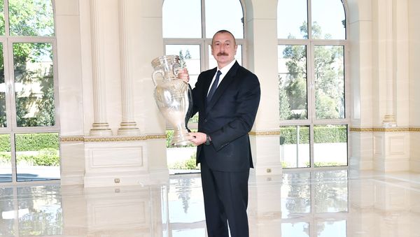 AVRO-2020-nin kuboku Prezident İlham Əliyevə təqdim olunub - Sputnik Азербайджан