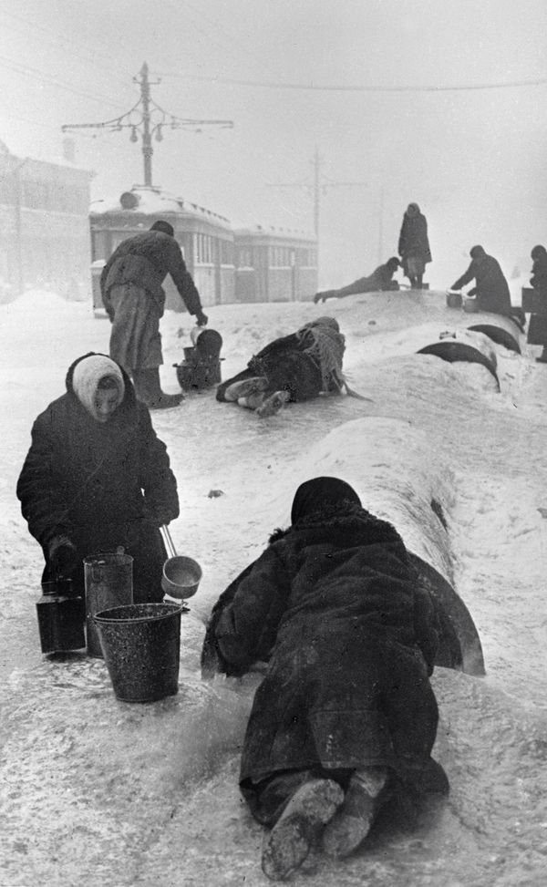 К декабрю 1941-го запас продовольствия почти иссяк, поставок не было. В это время сильно урезали норму выдачи хлеба. Жители блокадного Ленинграда набирают воду из разбитого водопровода на обледенелой улице. - Sputnik Азербайджан