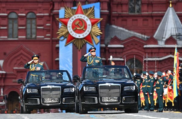 Главнокомандующий сухопутными войсками РФ Олег Салюков (слева) во время генеральной репетиции парада в честь 76-й годовщины Победы в Великой Отечественной войне в Москве - Sputnik Азербайджан