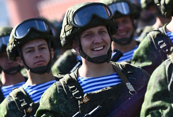 Военнослужащие ВДВ во время генеральной репетиции парада в честь 76-й годовщины Победы в Великой Отечественной войне в Москве - Sputnik Азербайджан