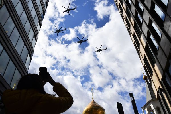Ударные вертолеты Ми-28Н Ночной охотник в небе во время репетиции воздушной части парада в честь 76-летия Победы в Великой Отечественной войне в Москве - Sputnik Азербайджан