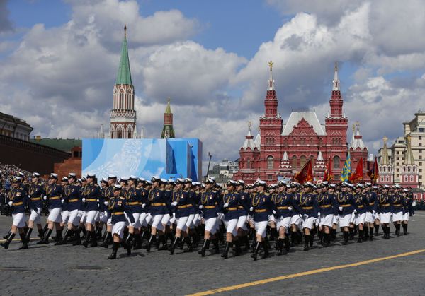 Курсантки Военно-космической академии имени А. Ф. Можайского во время генеральной репетиции парада в честь 76-й годовщины Победы в Великой Отечественной войне в Москве - Sputnik Азербайджан