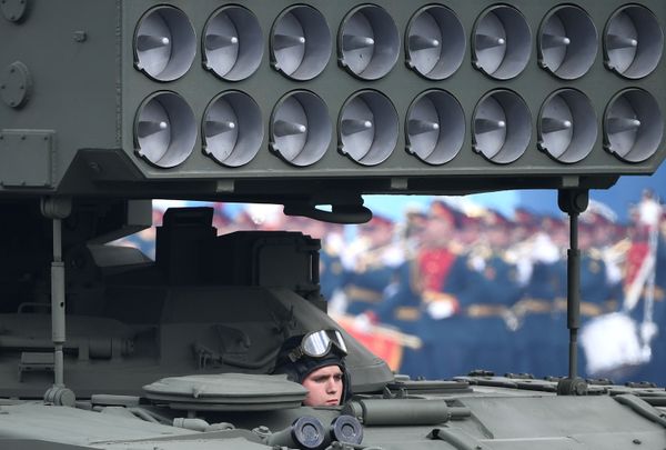 Член экипажа тяжелой огнеметной системы ТОС-1А Солнцепёк во время генеральной репетиции парада в честь 76-й годовщины Победы в Великой Отечественной войне в Москве - Sputnik Азербайджан