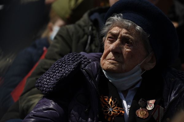 Ветеран Великой Отечественной войны наблюдает за генеральной репетицией парада в честь 76-й годовщины Победы в Великой Отечественной войне в Москве - Sputnik Азербайджан