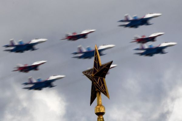 Строй кубинский бриллиант из истребителей МиГ-29 и Су-30СМ пилотажных групп Русские витязи и Стрижи во время генеральной репетиции парада в честь 76-й годовщины Победы в Великой Отечественной войне в Москве - Sputnik Азербайджан