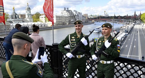 Российские военнослужащие позируют для фотографии, стоя на мосту через Москву-реку в Москве - Sputnik Азербайджан