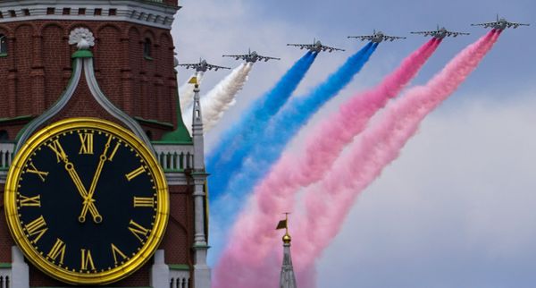 Самолеты-буксировщики мишеней Су-25БМ в небе во время репетиции воздушной части парада в честь 76-летия Победы в Великой Отечественной войне в Москве - Sputnik Азербайджан