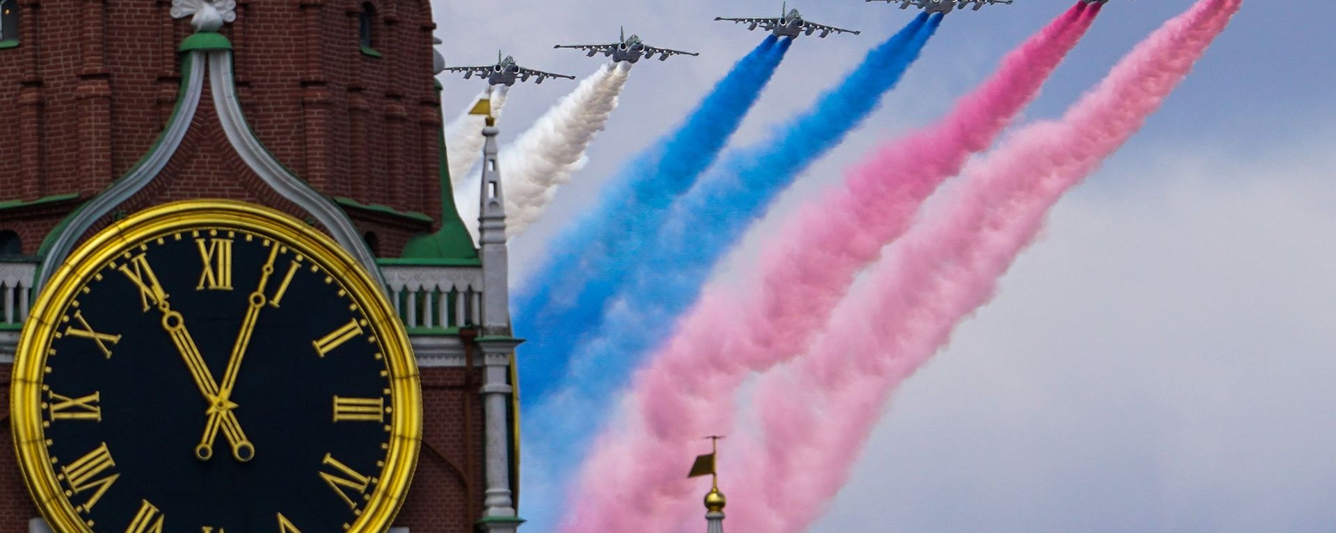 Самолеты-буксировщики мишеней Су-25БМ в небе во время репетиции воздушной части парада в честь 76-летия Победы в Великой Отечественной войне в Москве - Sputnik Азербайджан, 1920, 07.05.2021