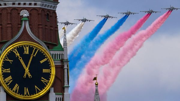 Самолеты-буксировщики мишеней Су-25БМ в небе во время репетиции воздушной части парада в честь 76-летия Победы в Великой Отечественной войне в Москве - Sputnik Азербайджан