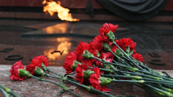 Цветы у Могилы Неизвестного солдата в Москве - Sputnik Азербайджан