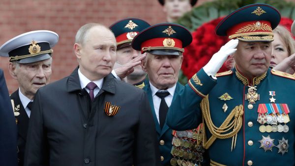 Президент РФ Владимир Путин и министр обороны РФ Сергей Шойгу (справа) на церемонии возложения цветов к Вечному огню у Могилы Неизвестного Солдата  - Sputnik Азербайджан