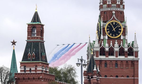 Самолеты-буксировщики мишеней Су-25БМ во время воздушной части парада в честь 76-й годовщины Победы в Великой Отечественной войне в Москве - Sputnik Азербайджан
